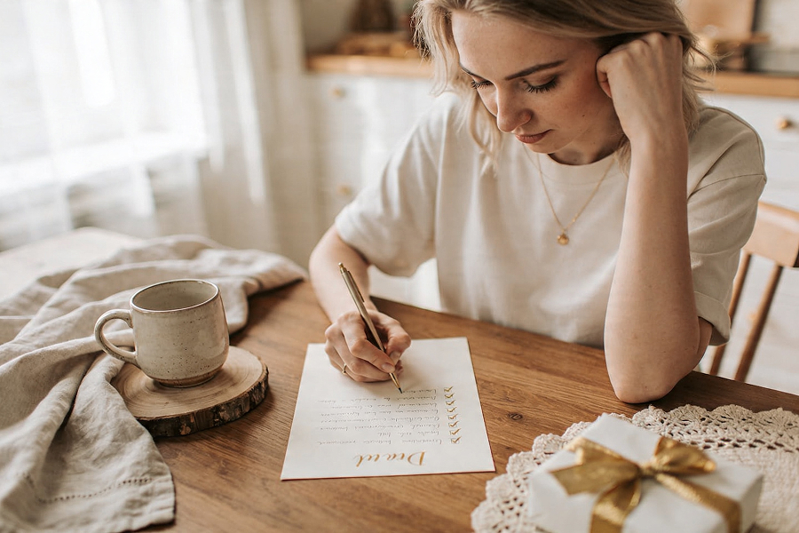 женщина выбирает оригинальный подарок мужу