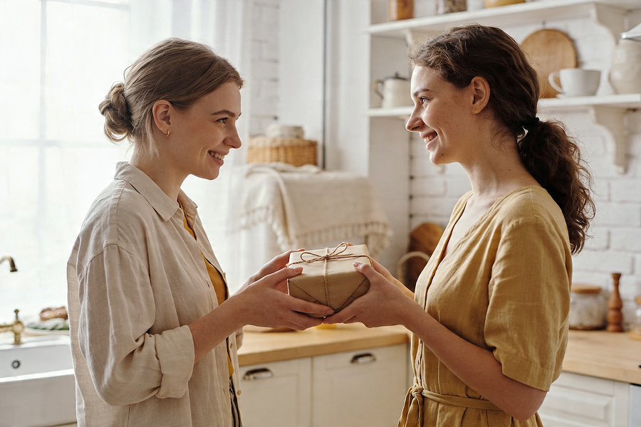 как подарить подарок другу на день рождения