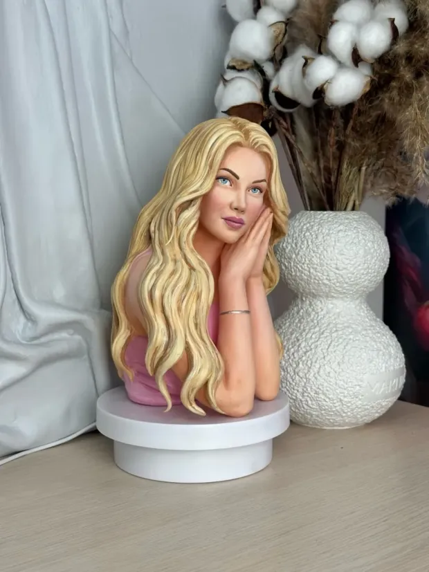 3D-бюст девушки с длинными светлыми волосами