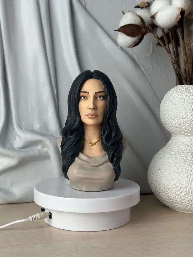 3D-бюст девушки с длинными тёмными волосами