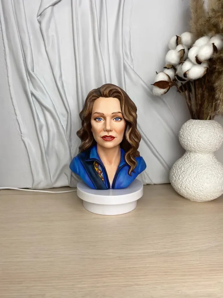 Расписанный 3D-бюст женщины в синей куртке: тонко проработаны лицо и волосы