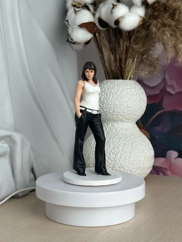 3D-фигурка девушки в белом топе и чёрных брюках