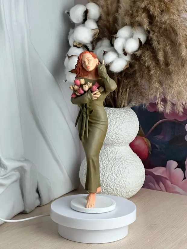 3D-фигурка девушки в зелёном платье с цветами