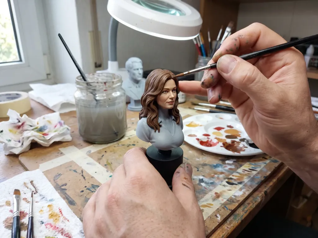 Художник расписывает 3D-бюст тонкой кистью